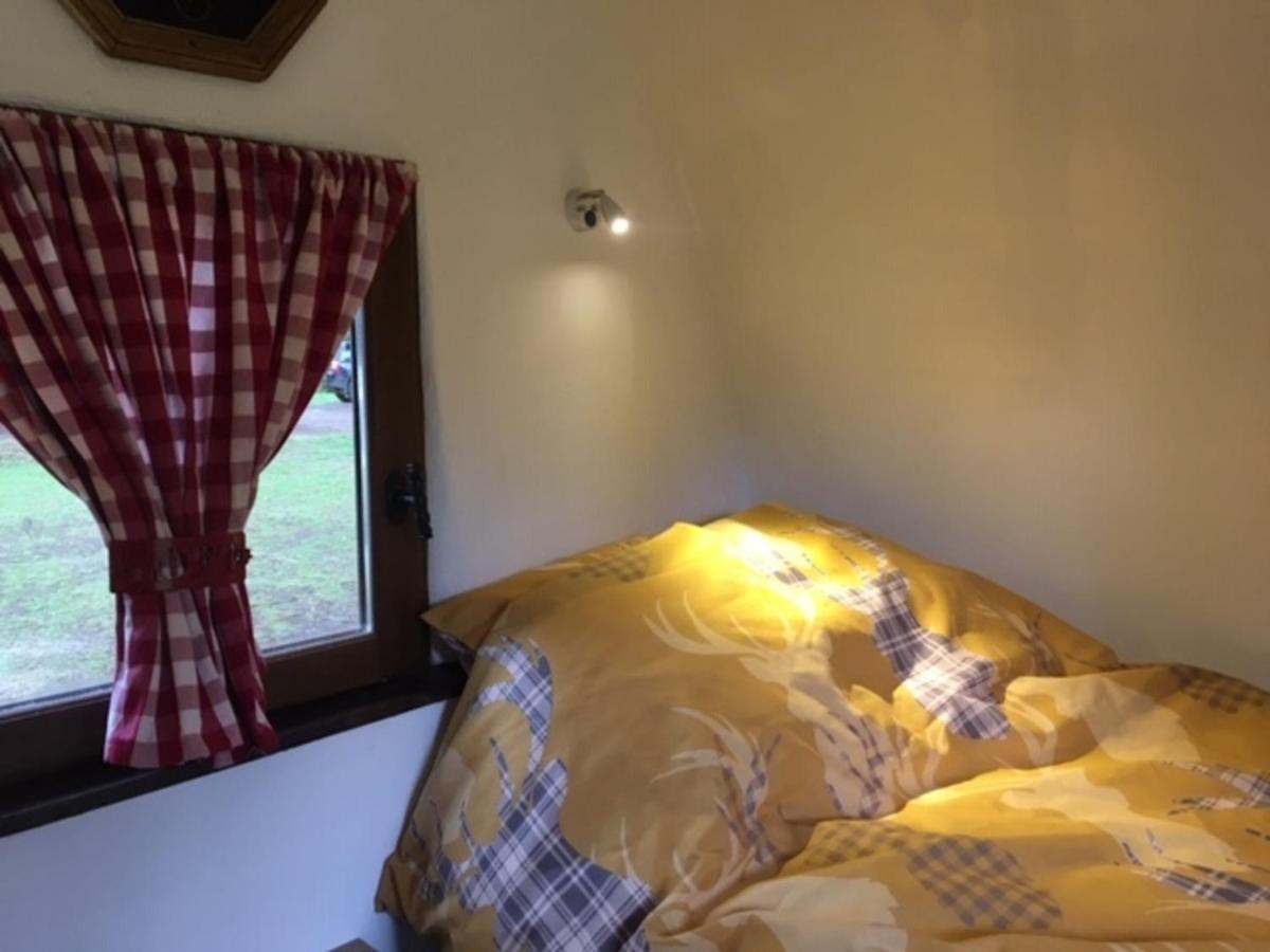 Charming 2-Bed Cabin In Domfront-En-Poiraie Perrou Exterior foto